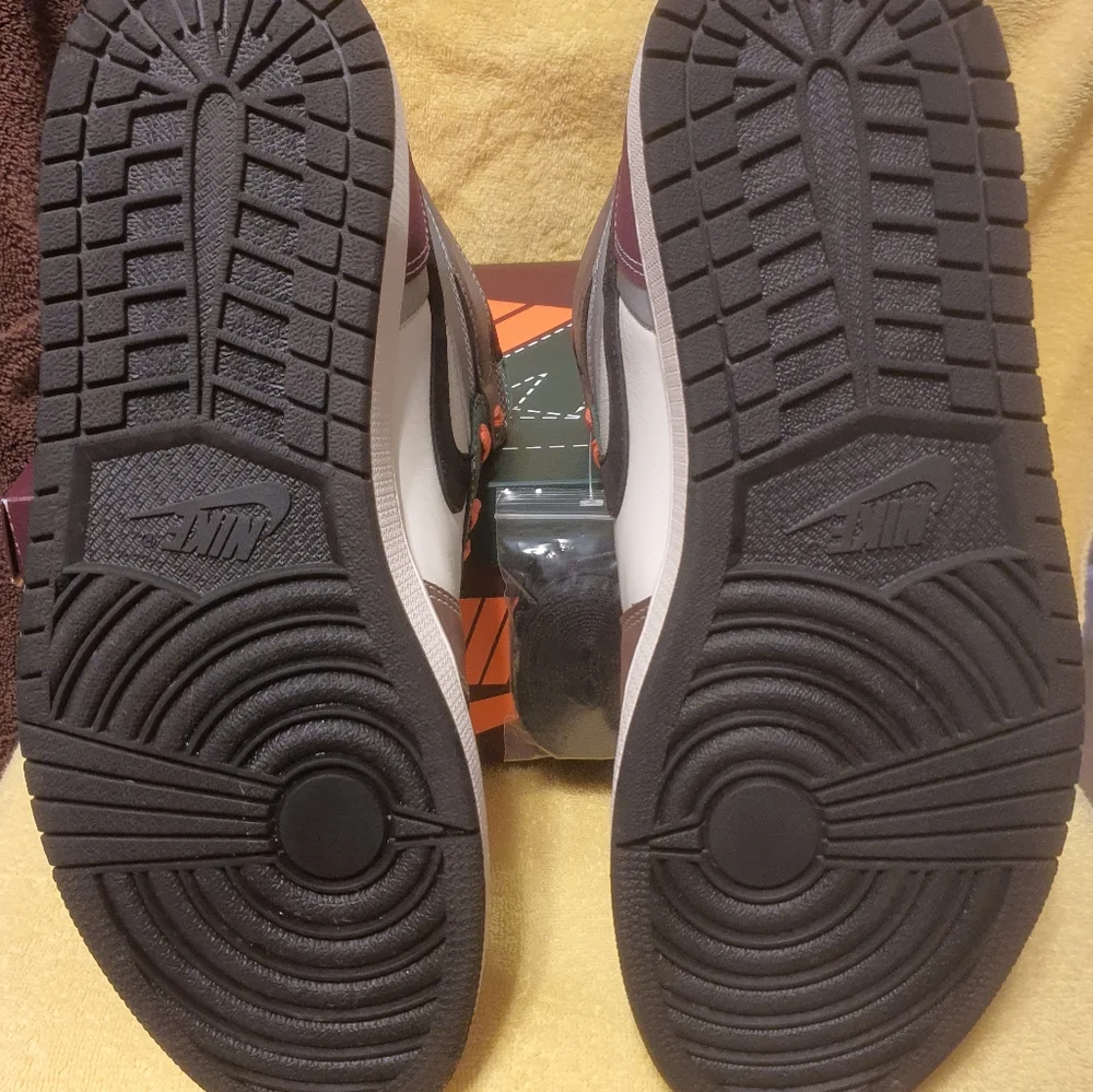 Jordans 1 Retro High OG - Picture 4 of 5